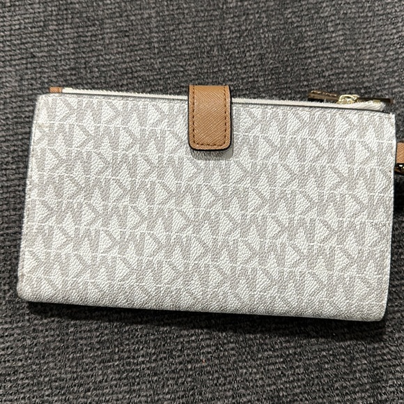 Michael Kors wristlet - Picture 3 of 4